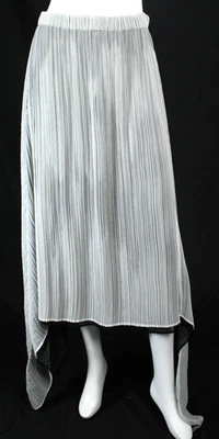Falda midi plisada transparente en capas blanca y negra ISSEY MIYAKE M Foto 1 de 4
