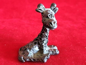 Figura de jirafa pequeña de peltre macizo de colección con una linda expresión que mide 1,5" - Imagen 1 de 9