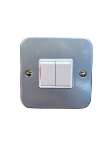 MK 3592ALM 2 Gang 1Way Metal Clad Light Switch Surface - Foto 1 di 2