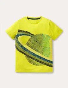 Mini Boden New Boys NWOT T-shirt Superstich in Yellow Planets Size 2-3 Y - Picture 1 of 3