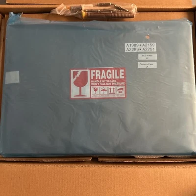 Apple MacBook Pro 13” A2251 2020 Pantalla LCD Repuesto - Gris espacial Grado C Foto 1 de 2