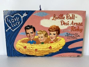 Bambole di carta vintage originali 1953 Lucille Ball Desi Arnaz Little Ricky Packaway Kit - Foto 1 di 24