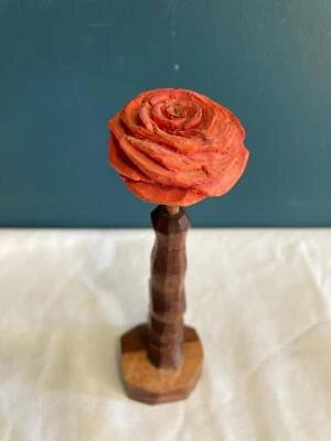 Rosa de madera rosa tallada a mano vintage Foto 1 de 4