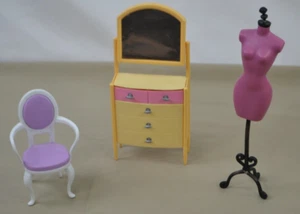 Barbie - Puppenhaus Möbel Konvolut mit My Scene Kleid Schaufensterpuppe, Kommode und Stuhl - Bild 1 von 9