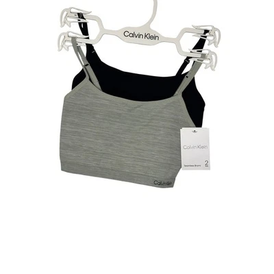 Paquete de 2 bralette sin costuras para niños Calvin Klein gris y negro correas ajustables PEQUEÑAS Foto 1 de 4
