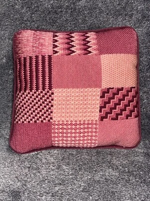 "Almohada bordada con retazos de aguja vintage 1976 9""x 9""" Foto 1 de 4