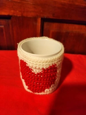 Taza de café Crochet blanca con corazón rojo hecha a mano ganchillo acogedora Foto 1 de 4