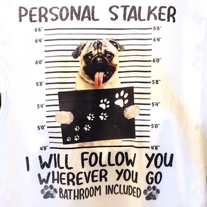 T-Shirt MOPS Witz Personal STALKER Wohin Sie auch gehen Badezimmer inklusive Erwachsene M Neu - Bild 1 von 4