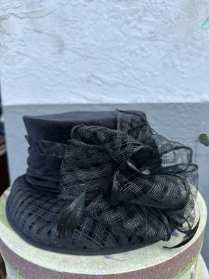 Elegante Sombrero Negro Terciopelo y Malla con Lazo Grande y Plumas - Sombrero Formal Iglesia Foto 1 de 4