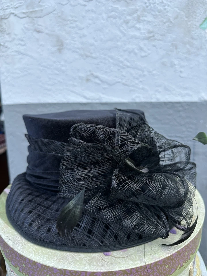 Elegante Sombrero Negro Terciopelo y Malla con Lazo Grande y Plumas - Sombrero Formal Iglesia Foto 1 de 4