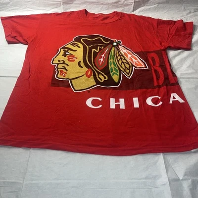 Vintage 1990s Nutmeg Chicago Blackhawks Shirt Men's Extra Large Red Big Print  Foto 1 de 4