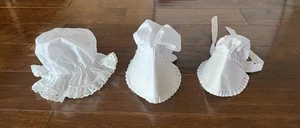 Juego de tres sombreros gorros bebé vintage blancos - Imagen 1 de 11