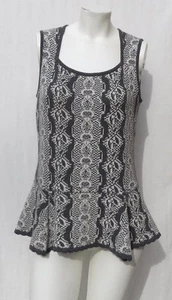 108 $ CAbi #887 grau weiß weicher Baumwollpullover Strick Schößchen Shell Top Größe M gebraucht, in einwandfreiem Zustand - Bild 1 von 6