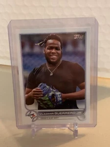 2022 Topps Base Set Photo Variations #300A Vladimir Guerrero Jr./black shirt - Bild 1 von 2