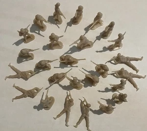 26 Plastic Play Army Men Figures Classic Beige - Picture 1 of 2
