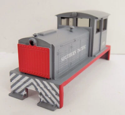 HO / UNBRANDED / SWITCHER LOCOMOTIVE #672 / SOUTHERN PACIFIC / GRAY SHELL - Image 1 of 4