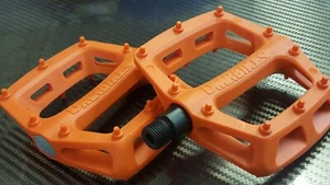 Pedales de plástico DMR V6 (PAR) BMX de montaña (9/16") plataforma plana (NUEVOS) NARANJA - Imagen 1 de 4