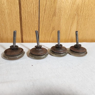 Antiguo CUATRO Almohadilla de Vidrio a Juego Giratoria Pies de Muebles con Lavadoras Posavasos Vintage Foto 1 de 4