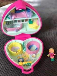 Polly Pocket Pet Parade Precious Puppies Compact Fuzzy 1993 con muñeca de colección rara - Imagen 1 de 4