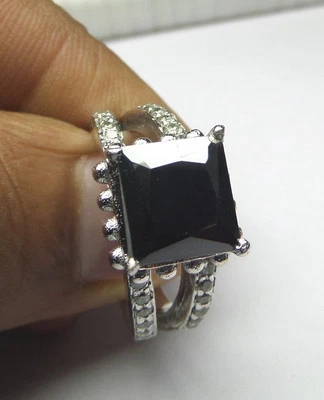 Anello di fidanzamento in argento sterling principessa e accento nero opaco 4... - Immagine 1 di 4