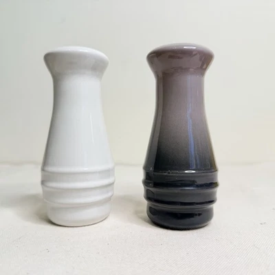 Juego de saleros y pimenteros Le Creuset blanco gris ostra desajustable Foto 1 de 4