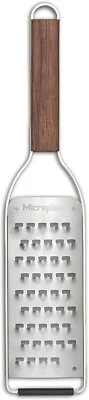 Rallador de queso extra grueso Microplane Master Series con mango de madera Foto 1 de 4