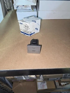 Ford C-Max Focus Mk2 Kuga Mk1 Heated Windscreen Switch. Genuine 1559587 - Picture 1 of 2