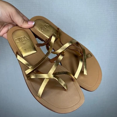 Sandalias planas Zara doradas con tiras para mujer talla 37 EU elegantes zapatos de tanga Foto 1 de 4