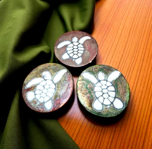 Vintage 3er Set Künstlergefertigte Raku Keramik 4,25" Runde Schildkröte Untersetzer - Bild 1 von 8