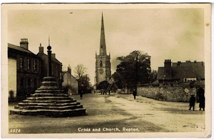 Vintage 1921 REAL PHOTO POSTCARD: CROSS and CHURCH, REPTON DERBYSHIRE - Foto 1 di 2