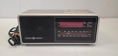 Vintage GE General Electric Clock Radio FM/AM Alarm Clock 7-4632A Tested Works Cover