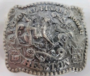Hebilla de cinturón de rodeo vintage de las finales nacionales de Hesston 1985 nueva en plástico original - Imagen 1 de 2