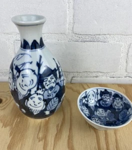 Japanisches Porzellan Sake Set Design blau weiß verschiedene Gesichter, 1 Flasche 1 Tasse - Bild 1 von 14