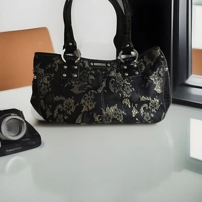 Bolso de Mano Kathy Van Zeelan Negro Y Dorado Forro Rosa Llavero Y Dije Súper Bonito Foto 1 de 4