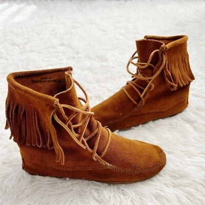 Botas sin cordones Minnetonka para mujer de cuero marrón con flecos talla 7 Foto 1 de 4
