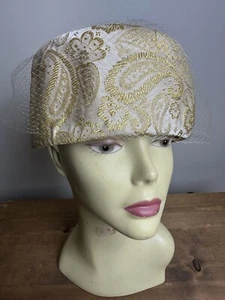 Vintage 1960s White Metallic Gold Paisley Patterned Pillbox Hat With Net Veil - Picture 1 of 9