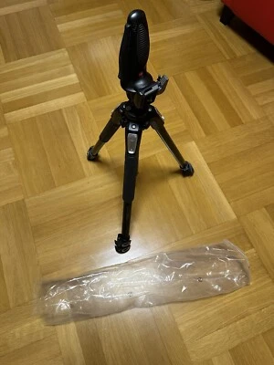 Manfrotto 055 Alu-Stativ XPRO3 mit 327rc2 Kugelkopf - Schwarz Und Tasche - Bild 1 von 4