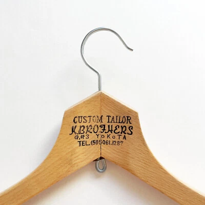 Cabide de roupas de madeira japonês década de 1950 década de 1960 • Alfaiate personalizado K.Brothers • Yokota - Imagem 1 de 3