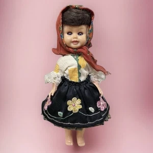 Vintage Puppe alt Hartplastik hübsches Mädchen Schürze Kleid klein 8 cm dunkle Haare - Bild 1 von 9