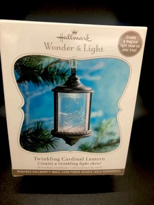 Hallmark 2010 Twinkling Cardinal Linterna Maravilla y Luz Adorno - Imagen 1 de 10