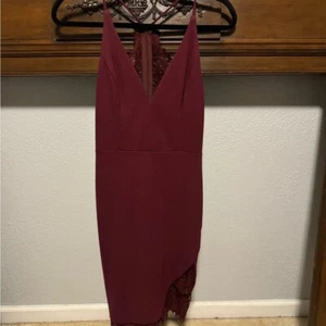 Elegante abito smanicato bordeaux - Foto 1 di 4