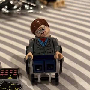Minifigure Mattoncino Stephen Hawking Nuovo Fisico e Cosmologo Scienziato LEGGI! - Foto 1 di 10