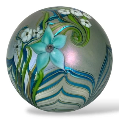 Pisapapeles Orient & Flume 1980 vidrio opaco remolinos iridiscentes y flores F 32 M Foto 1 de 4