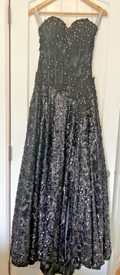 Tony Bowls Lentejuelas y Piedras Negras - Corpiño Transparente con Tren Talla 6 Foto 1 de 4