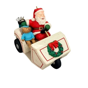 Weihnachtsmann Golfwagen Weihnachtsschmuck 1990 Punze Dekoration mit Teddybär & Wr - Bild 1 von 7