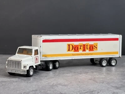 Remolque tractor de colección ERTL ACERO PRENSADO FRITO-LAY DORITOS INTERNATIONAL 3605 EE. UU. Foto 1 de 4