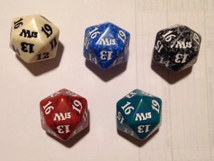 5er Set Magic the Gathering (MTG) M15 20-seitige Spindown-Lebenszähler/Würfel - Bild 1 von 2