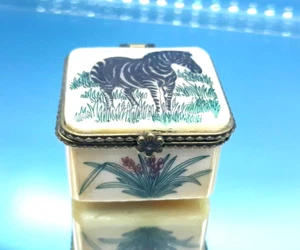 VTG BONE HANDMADE TRINKET BOX w/A PICTURE OF A ZEBRA, FLOWERS & BRASS TRIMMING - Picture 1 of 8