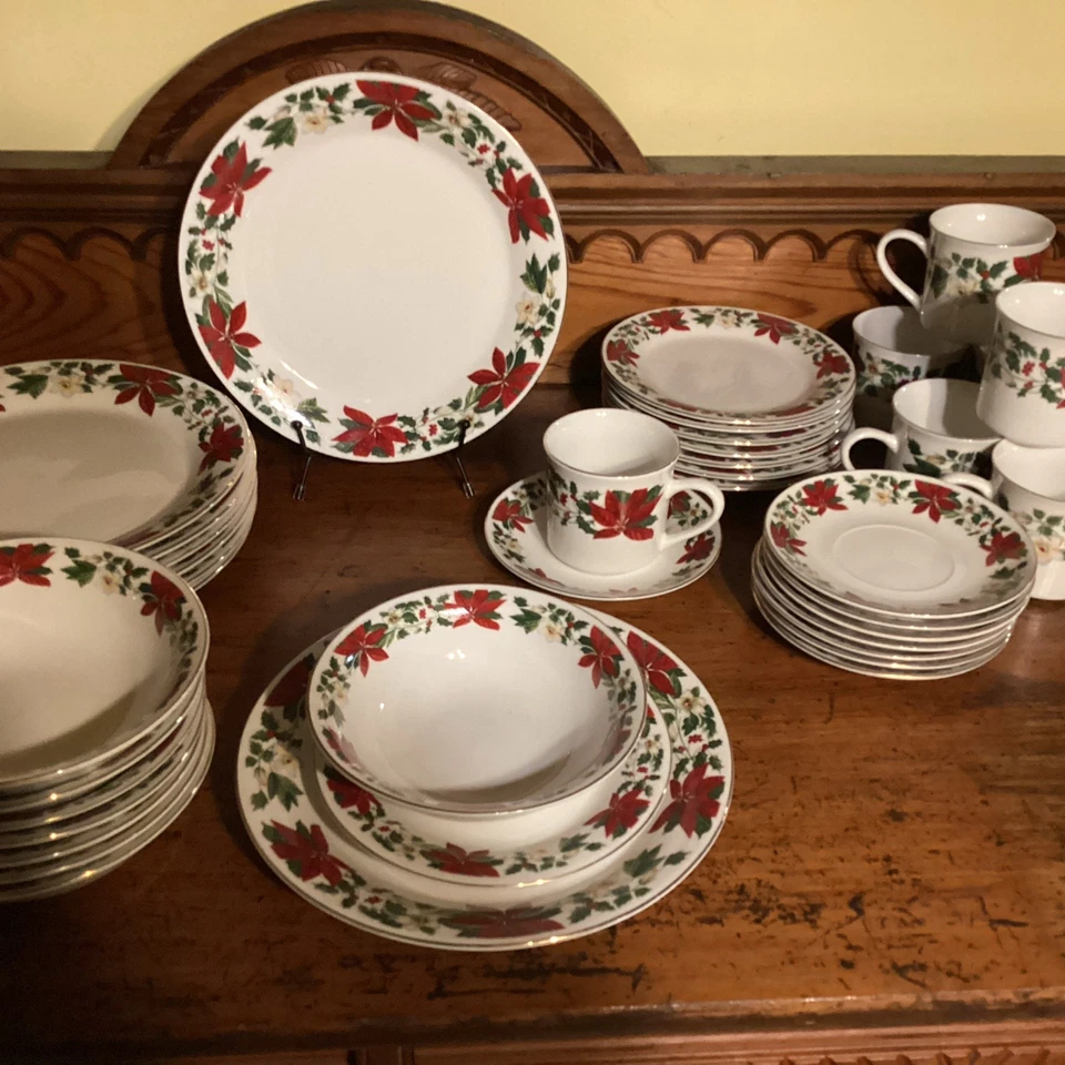 SERVICIO DE VAJILLA NAVIDEÑA VINTAGE GIBSON POINSETTIA PARA 8 Foto 1 de 4