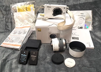Cámara digital Nikon 1 J1 con cargador de batería de lentes 10-30 + 30-110 blanco Foto 1 de 4